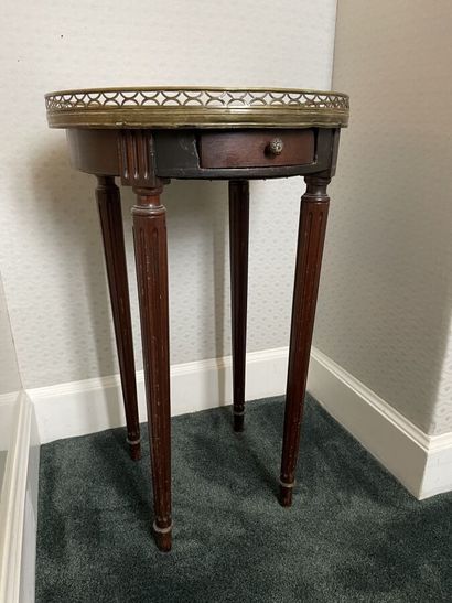 Mahogany veneer chest of drawers opening...