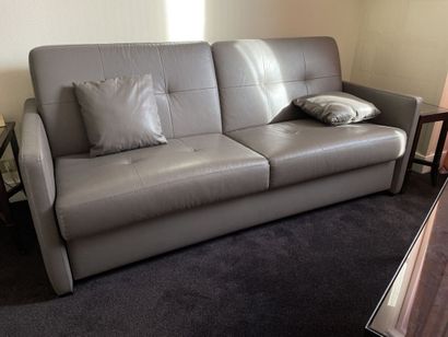 Convertible sofa in grey leather 

Dimensions:...