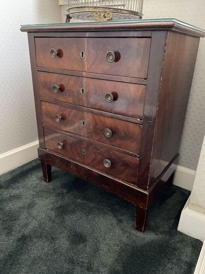 Mahogany veneer chest of drawers opening...