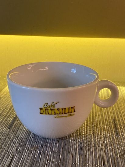 Environ 100 tasses à café brazilia en porcelaine...