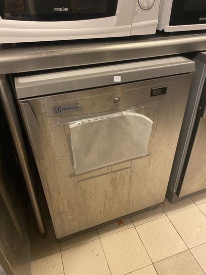 An ELECTROLUX refrigerator 

Dimensions :...