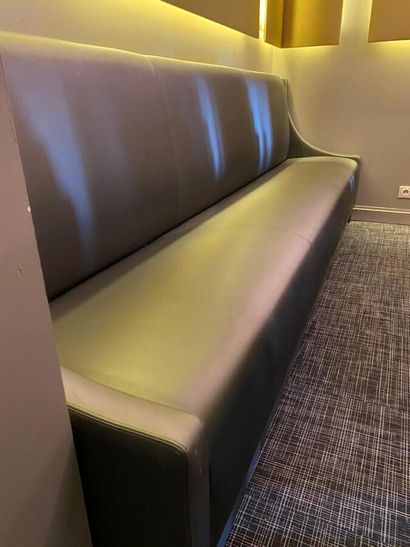 Bench covered in imitation leather

95 x...