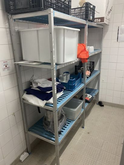 A stainless steel shelf with 4 levels 

Dimensions:...
