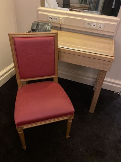 Small desk in light wood opening on two drawers....