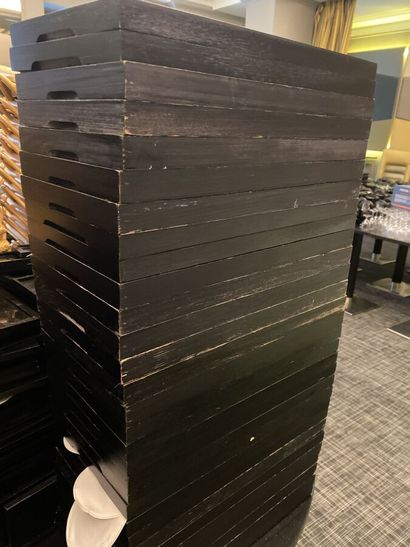 30 plateaux-présentoirs en bois foncé (u...