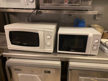 Set of two PROLINE microwaves



Voluntary...