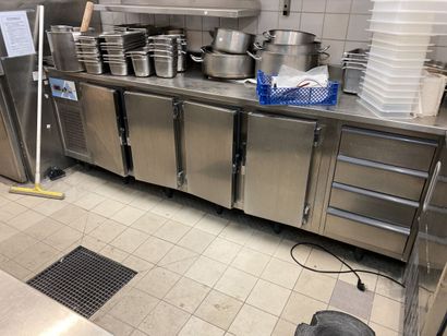 Refrigerated tower with positive cold in...