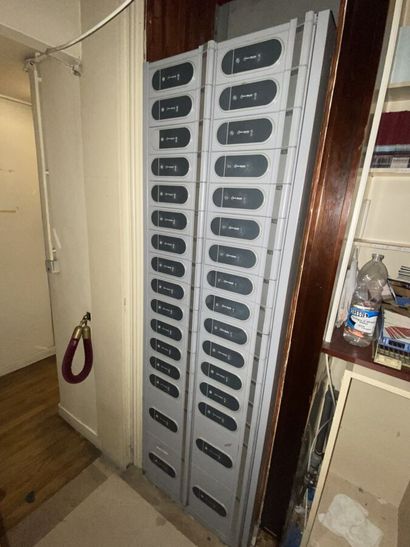 A strong cabinet with 32 individual compartments

Dimensions:...