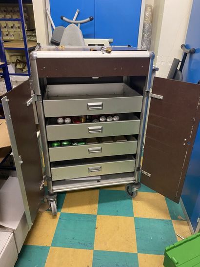 Floor service cart on wheels