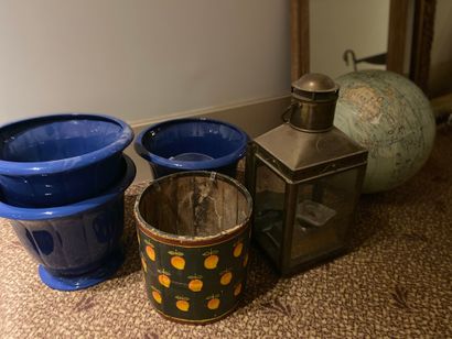 
Lot of decorations: lantern, globe (bad...