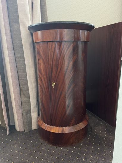 Mahogany veneer somno, granite top (broken,...