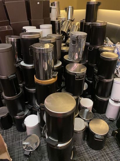 Environ 100 poubelles de salles de bain de...