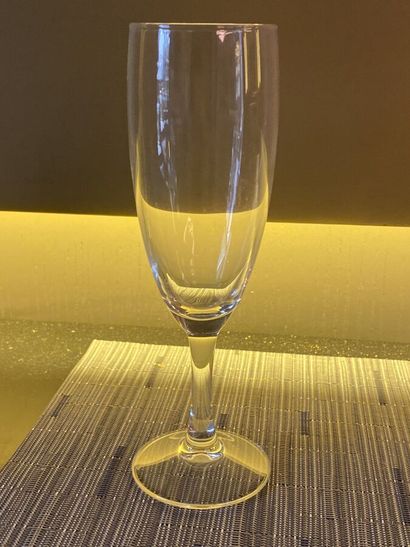 Environ 330 flûtes à Champagne en verre