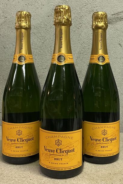 Trois bouteilles Champagne brut Veuve Cl...