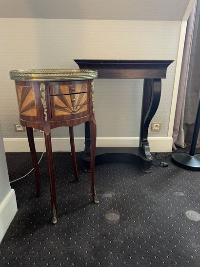 Louis XVI style round table, marble top 

Diameter...