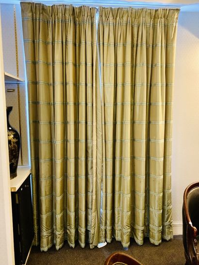 Three pairs of green curtains 

Dimensions:...
