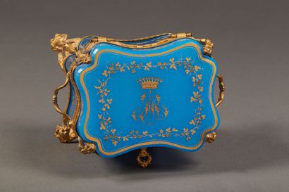 Small box in blue opaline decorated with...