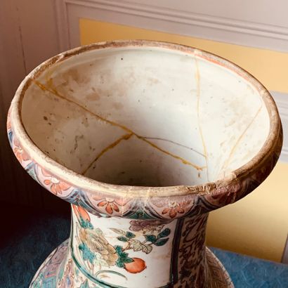 CHINA, Canton - 19th century
Vase of baluster...