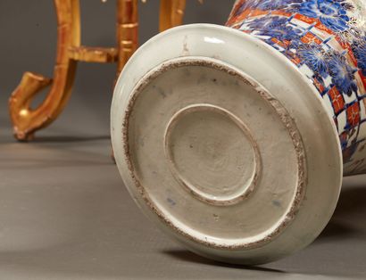 Important pair of Japanese porcelain vases...
