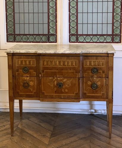 Veneer chest of drawers with a slight central...