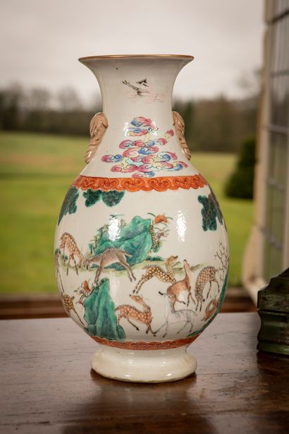 CHINA early 19th century. 
Vase of baluster...