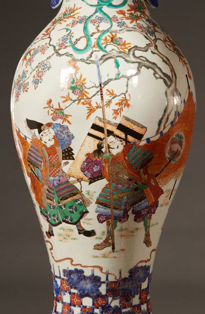 Important pair of Japanese porcelain vases...