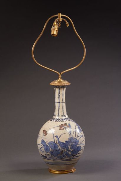 Japan circa 1900
Bottle-shaped porcelain...