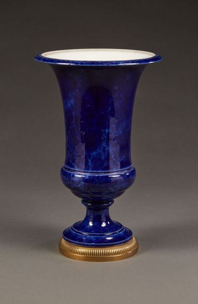 Porcelain vase of Médicis form with decoration...