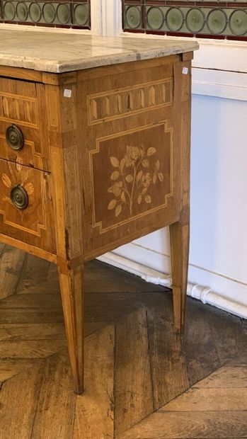 Veneer chest of drawers with a slight central...