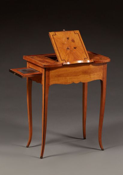 Small reading table in natural wood and veneer...