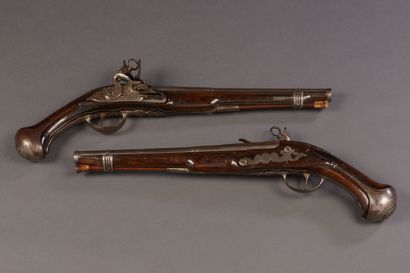 Long pair of flintlock pistols of officer....