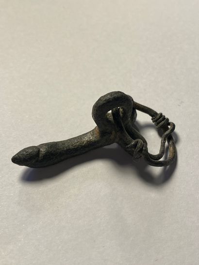 Antique pendant representing a phallus
L...