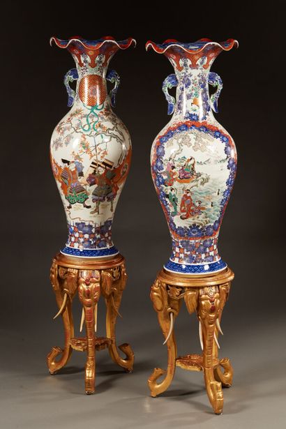 Important pair of Japanese porcelain vases...
