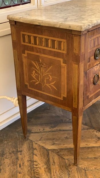 Veneer chest of drawers with a slight central...