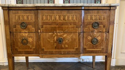 Veneer chest of drawers with a slight central...