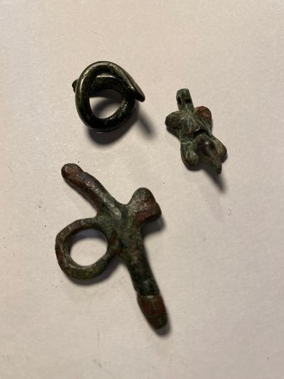 Lot including: a pendant representing a double...