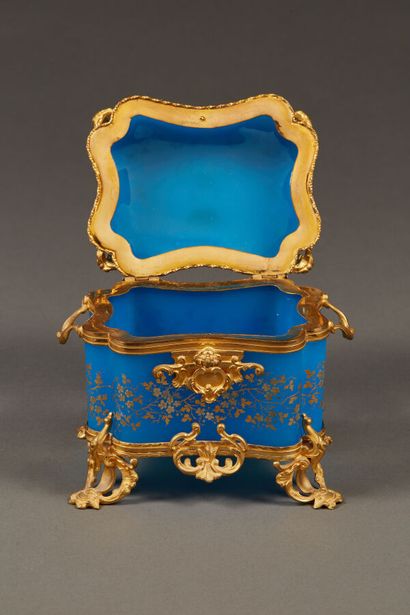 Small box in blue opaline decorated with...