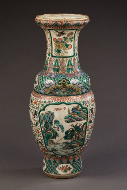 CHINA, Canton - 19th century
Vase of baluster...