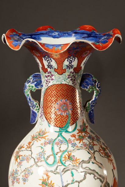 Important pair of Japanese porcelain vases...