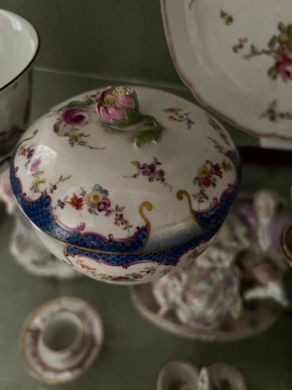 Sugar bowl in Saxony porcelain with flowers...