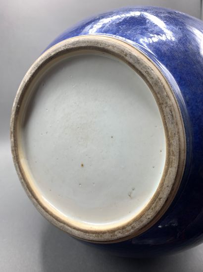 
Grand vase bleu en porcelaine de Chine

(accidents...