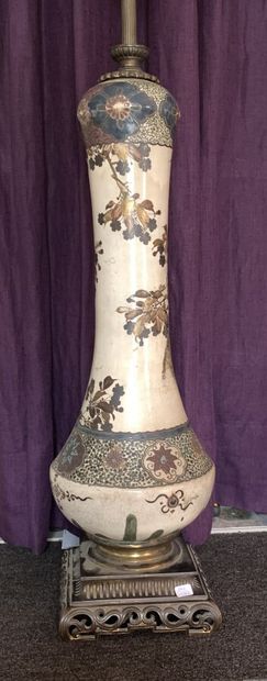 Grand vase balustre en porcelaine de Satsuma...