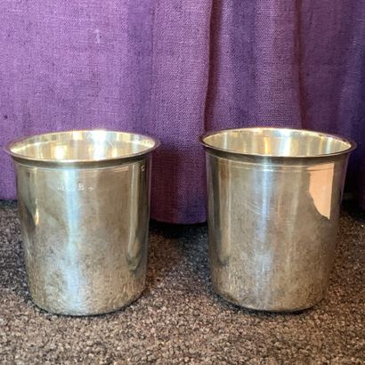 Deux timbales en argent

Poids : 152 g