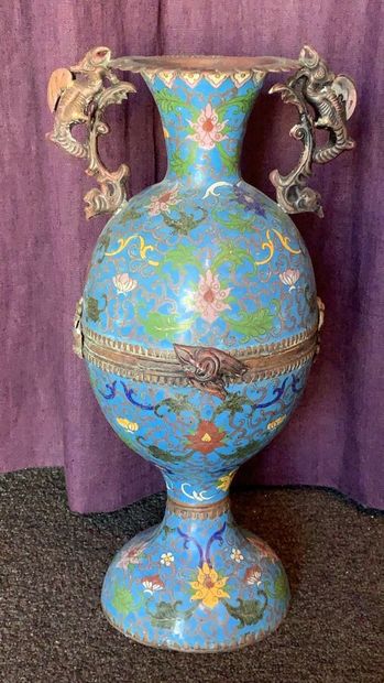 Baluster vase in cloisonné enamel in the...