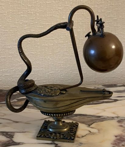 Lampe à huile en bronze brûle parfum.

Hauteur...