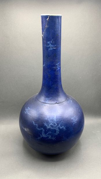 
Grand vase bleu en porcelaine de Chine

(accidents...