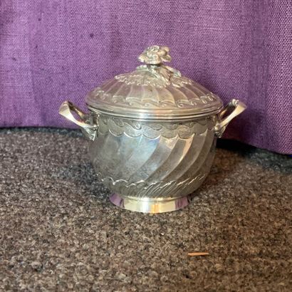 Petit pot couvert à anses de style Rocaille...