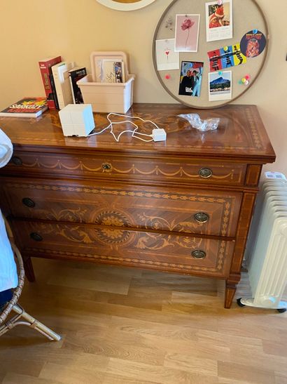 
Veneer chest of drawers decorated with a...