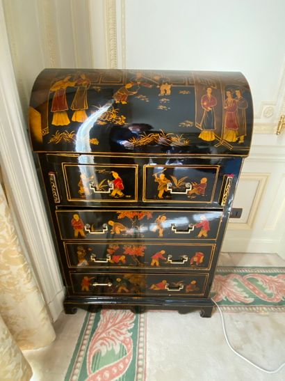 
Secretary with drawers in lacquer in the...