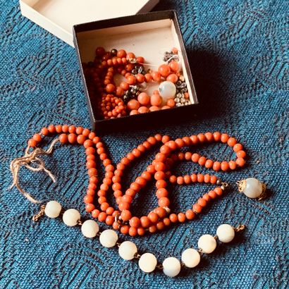 Collier en corail et un bracelet en perles...